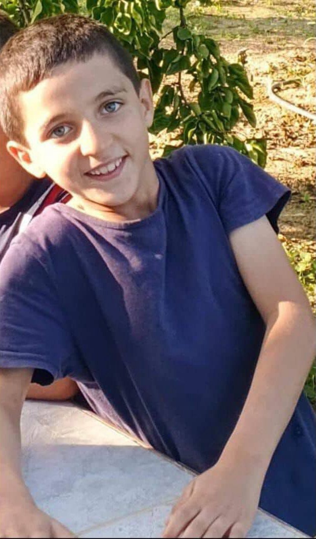 dayisi-tarafindan-dovulerek-olume-terk-edilen-cocuk-kayalarin-altinda-yarali-halde-bulundu