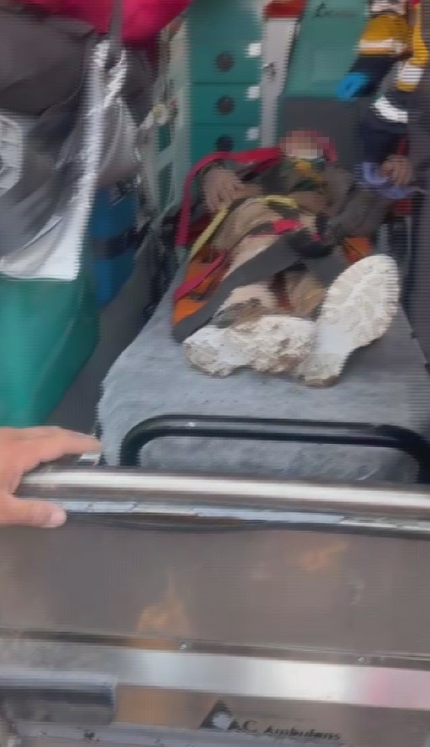 dayisi-tarafindan-dovulerek-olume-terk-edilen-cocuk-kayalarin-altinda-yarali-halde-bulundu