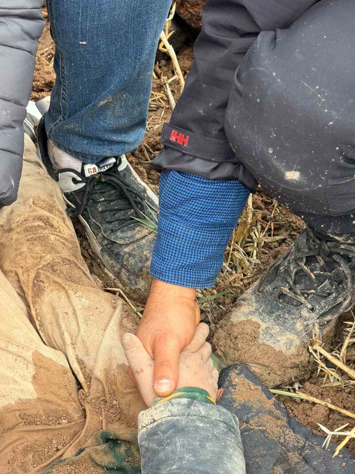 dayisi-tarafindan-dovulerek-olume-terk-edilen-cocuk-kayalarin-altinda-yarali-halde-bulundu