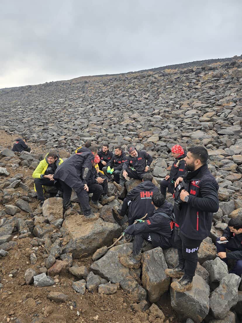 dayisi-tarafindan-dovulerek-olume-terk-edilen-cocuk-kayalarin-altinda-yarali-halde-bulundu