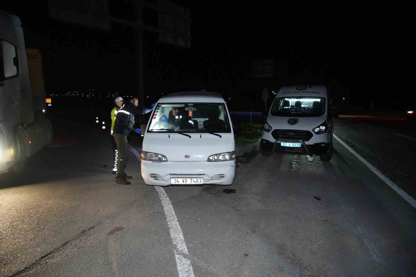 edirnede-dur-ihtarina-uymayan-minibus-8-kilometrelik-kovalamaca-sonrasi-yakalandi-aractan-20-gocmen-cikti