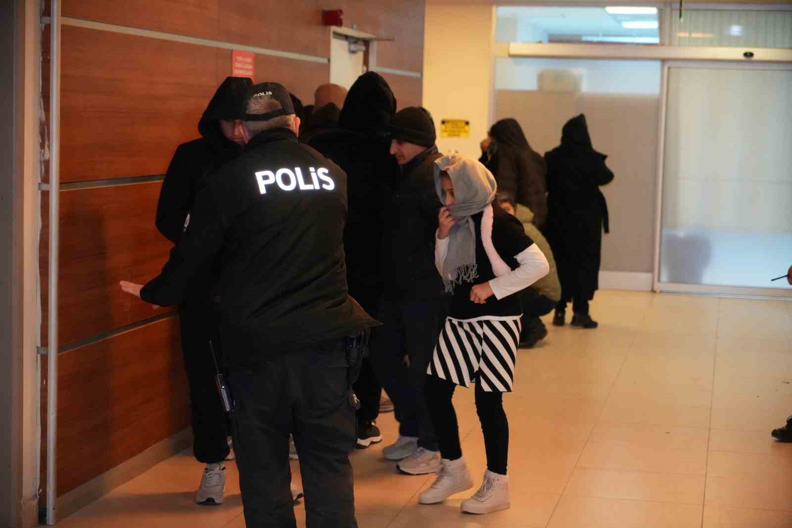 edirnede-dur-ihtarina-uymayan-minibus-8-kilometrelik-kovalamaca-sonrasi-yakalandi-aractan-20-gocmen-cikti