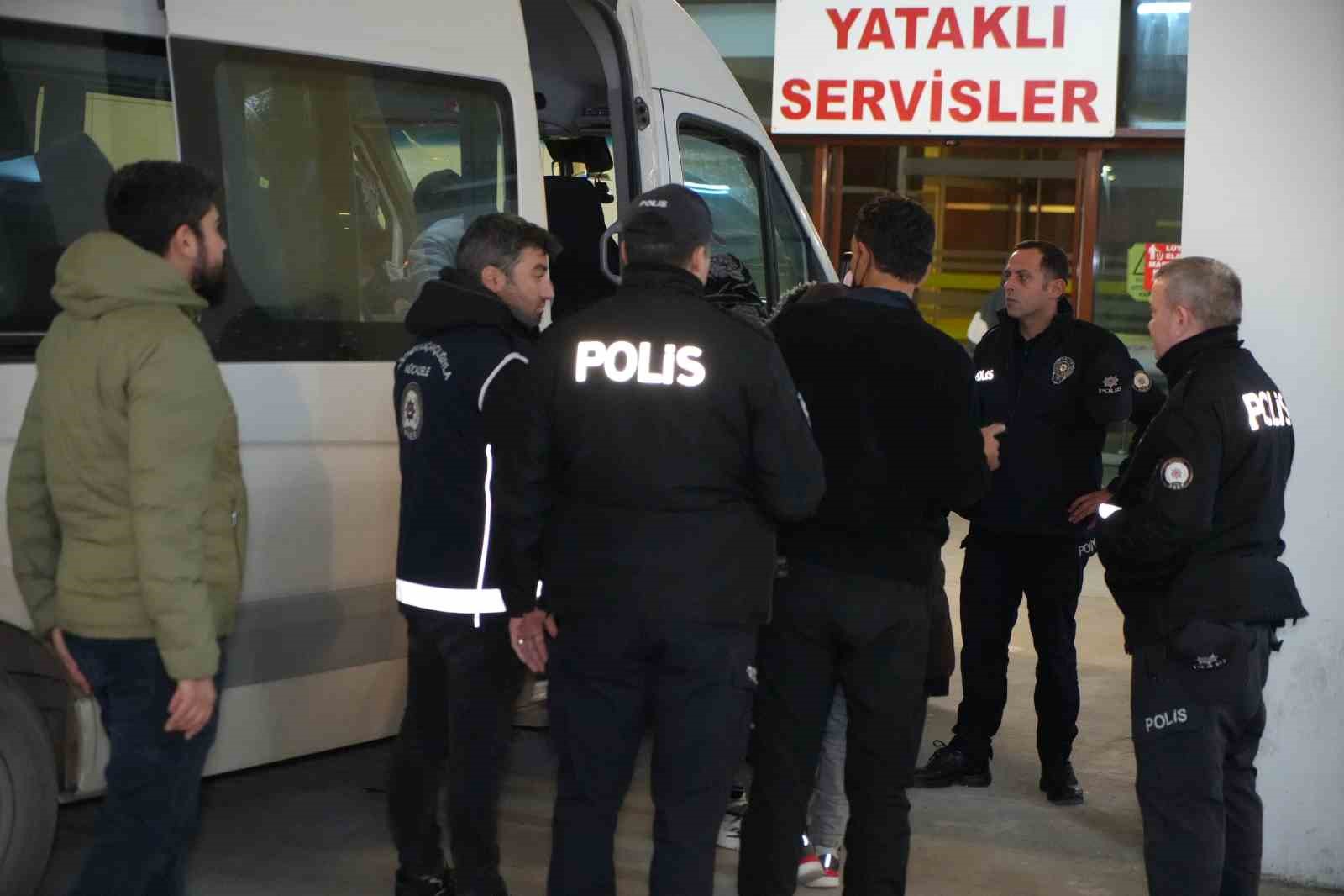 edirnede-dur-ihtarina-uymayan-minibus-8-kilometrelik-kovalamaca-sonrasi-yakalandi-aractan-20-gocmen-cikti