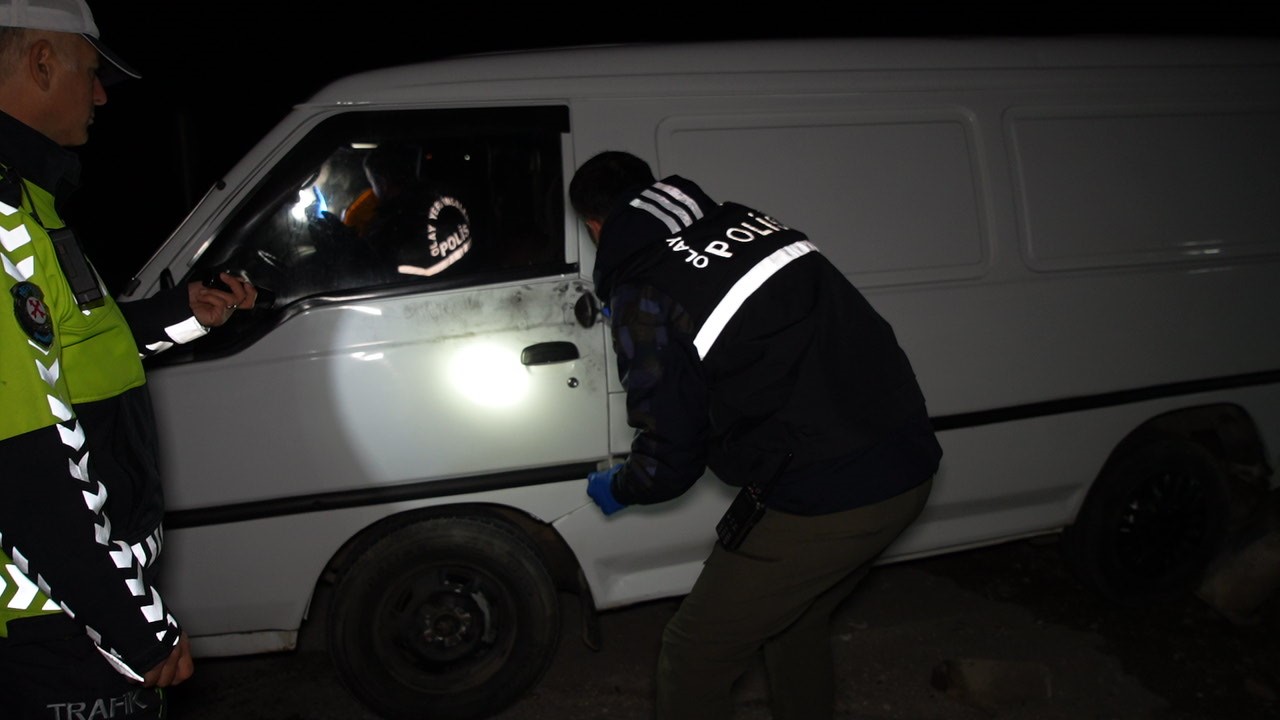 edirnede-dur-ihtarina-uymayan-minibus-8-kilometrelik-kovalamaca-sonrasi-yakalandi-aractan-20-gocmen-cikti