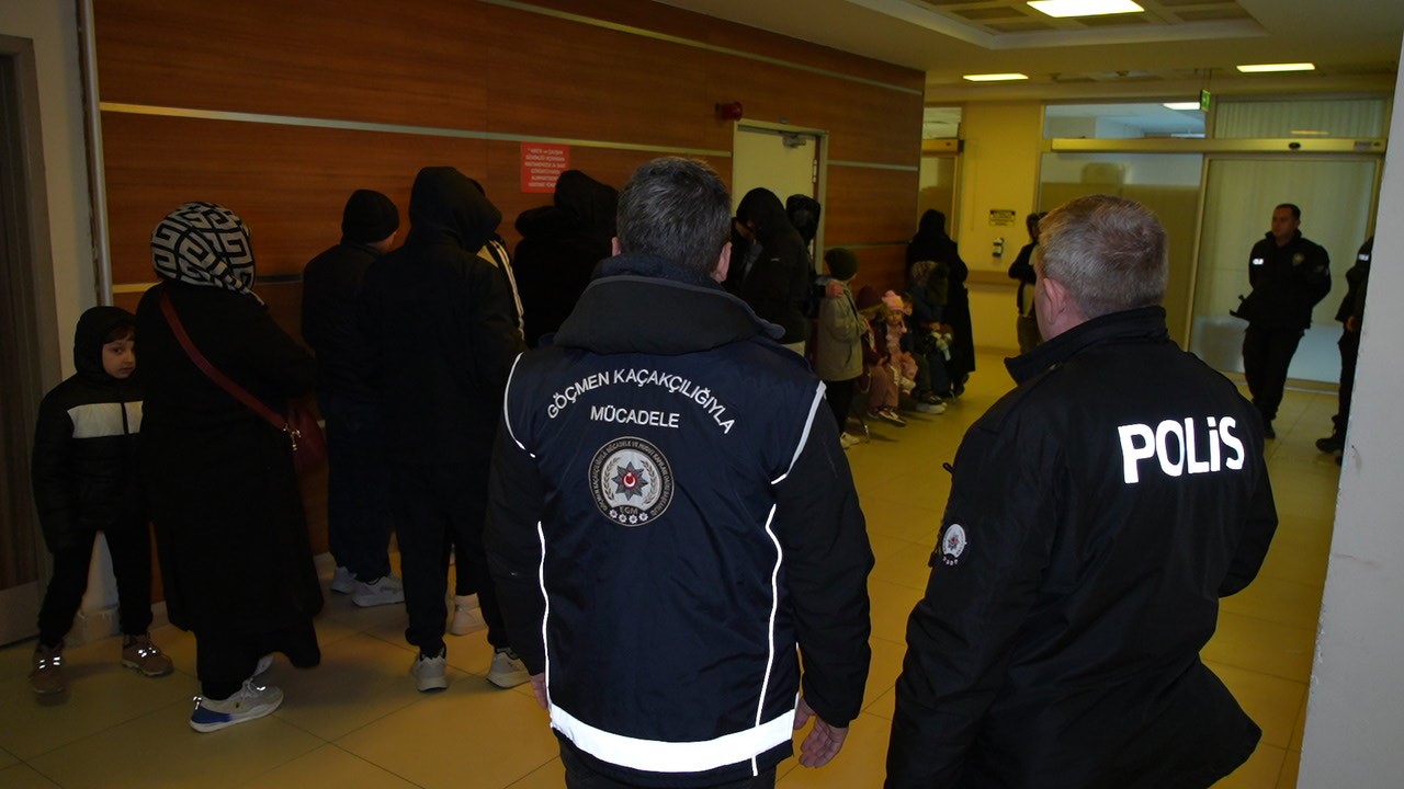 edirnede-dur-ihtarina-uymayan-minibus-8-kilometrelik-kovalamaca-sonrasi-yakalandi-aractan-20-gocmen-cikti