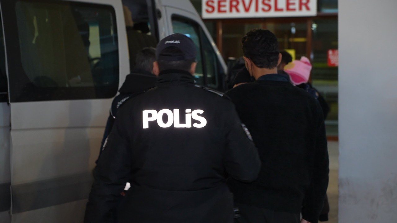 edirnede-dur-ihtarina-uymayan-minibus-8-kilometrelik-kovalamaca-sonrasi-yakalandi-aractan-20-gocmen-cikti