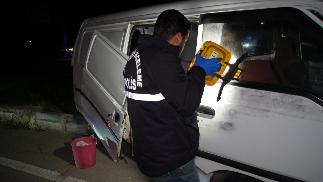 edirnede-dur-ihtarina-uymayan-minibus-8-kilometrelik-kovalamaca-sonrasi-yakalandi-aractan-20-gocmen-cikti