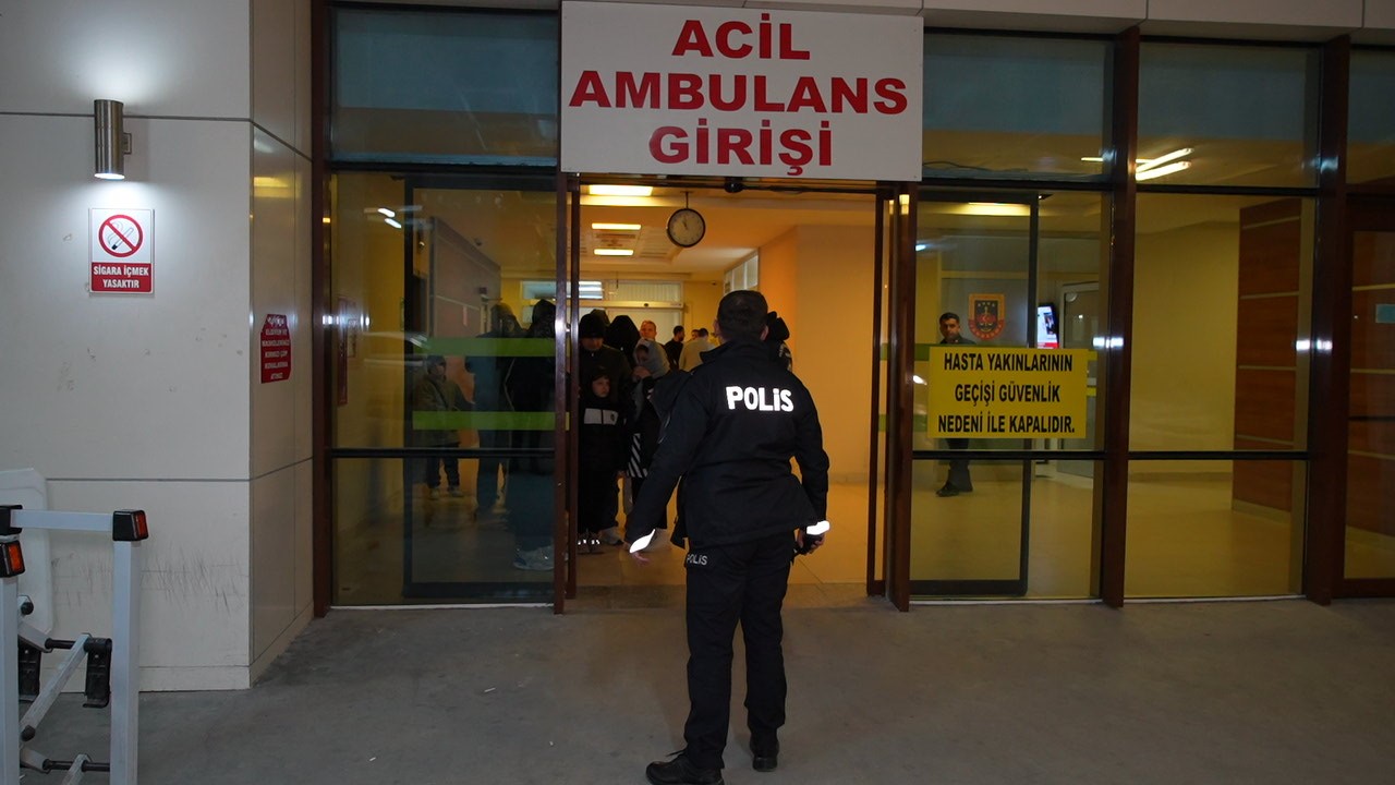 edirnede-dur-ihtarina-uymayan-minibus-8-kilometrelik-kovalamaca-sonrasi-yakalandi-aractan-20-gocmen-cikti