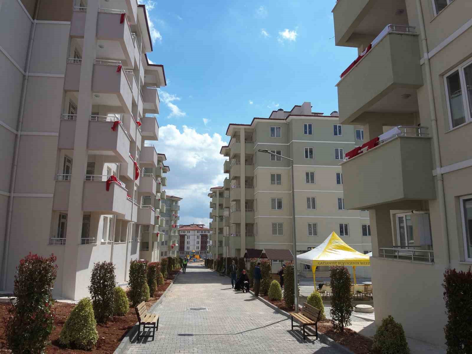 en-az-4-cocugu-olan-ailelere-cekilissiz-kurasiz-ev-verilecek