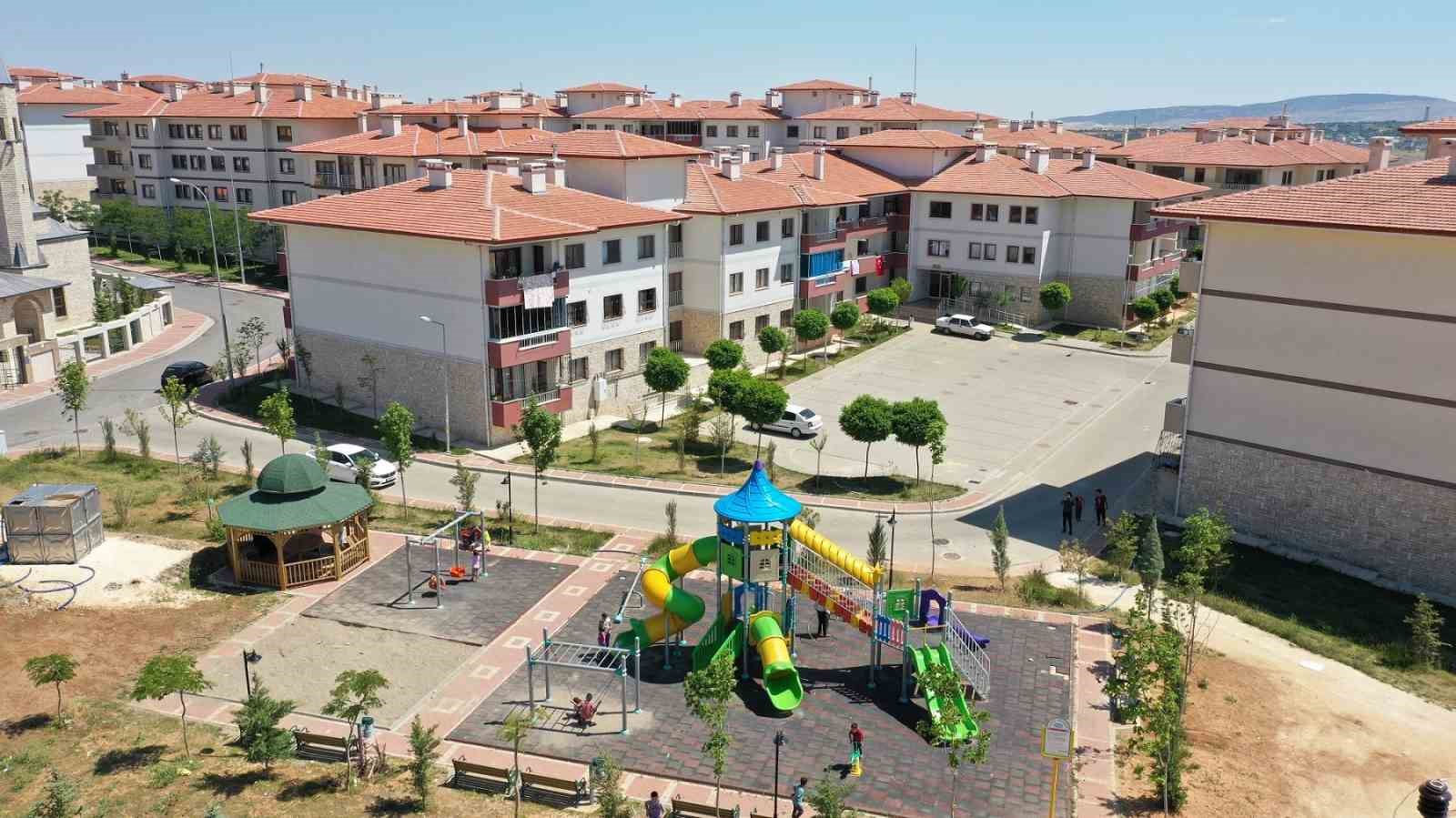 en-az-4-cocugu-olan-ailelere-cekilissiz-kurasiz-ev-verilecek