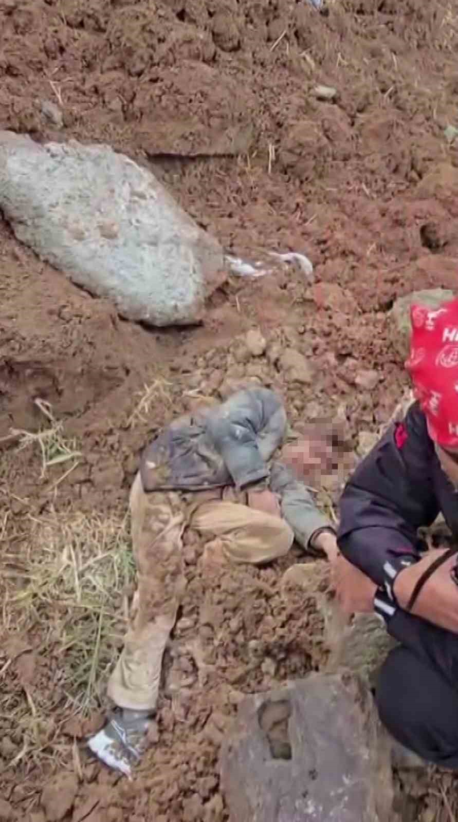 evladini-bulan-arama-kurtarma-gorevlisinin-alnindan-open-baba-ogluma-bunu-yapan-caninin-en-agir-cezayi-almasini-istiyorum