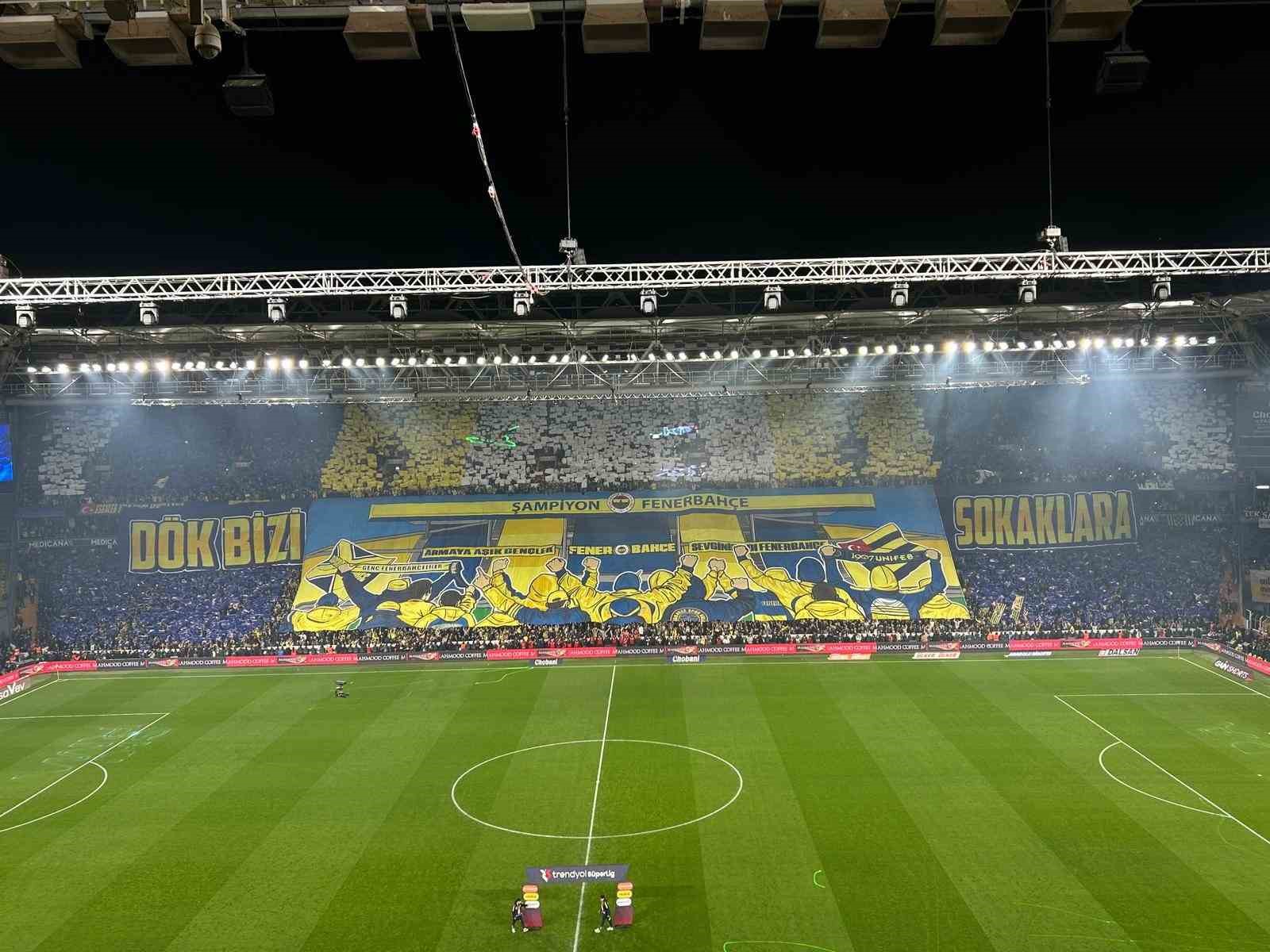 fenerbahceli-taraftarlardan-derbiye-ozel-koreografi