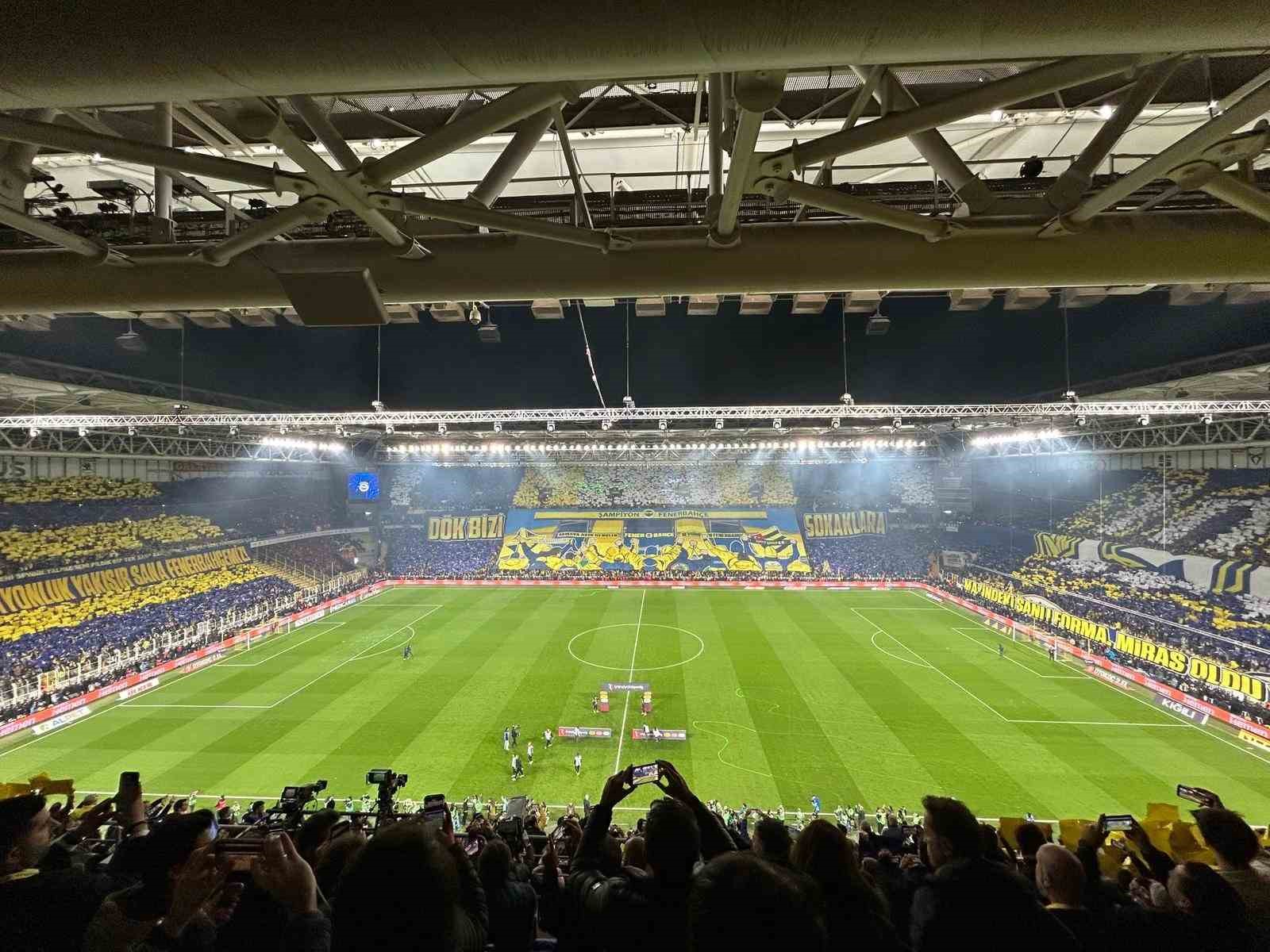 fenerbahceli-taraftarlardan-derbiye-ozel-koreografi