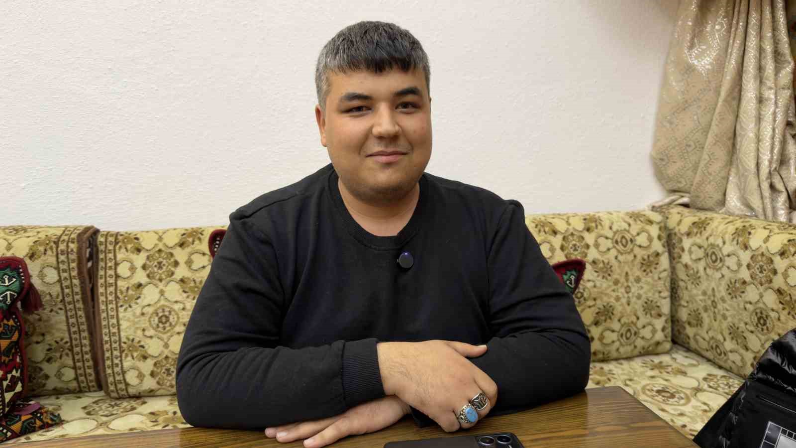 ictigi-cay-nefes-borusuna-kacan-genci-heimlich-manevrasi-kurtardi