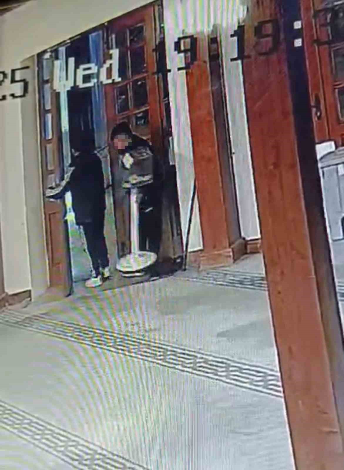 kadikoyde-yardim-kutusu-hirsizligi-once-gozetlediler-sonra-caldilar