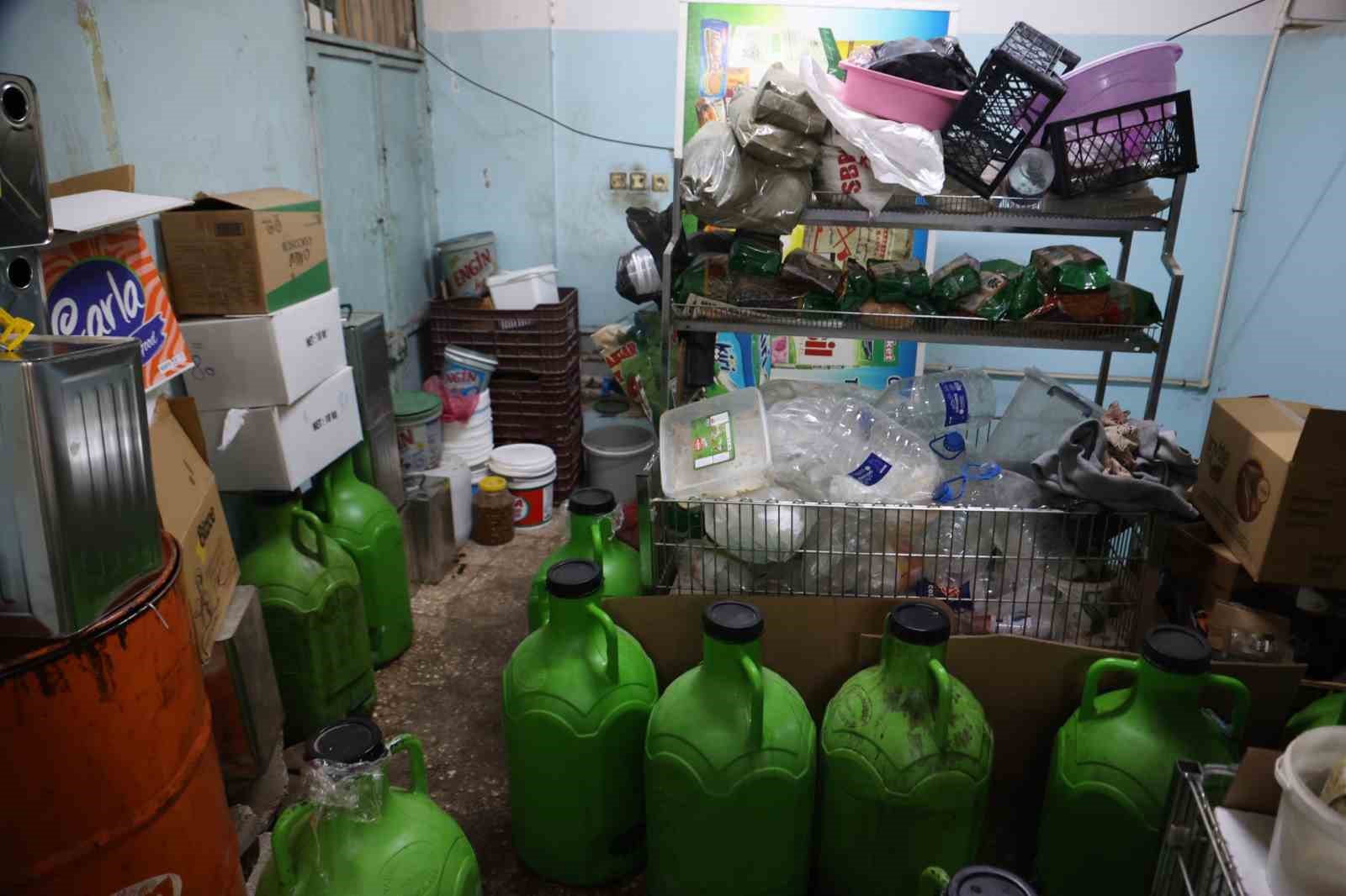 kiliste-mide-bulandiran-hijyen-skandali-merdiven-alti-uretimde-fareler-bulundu