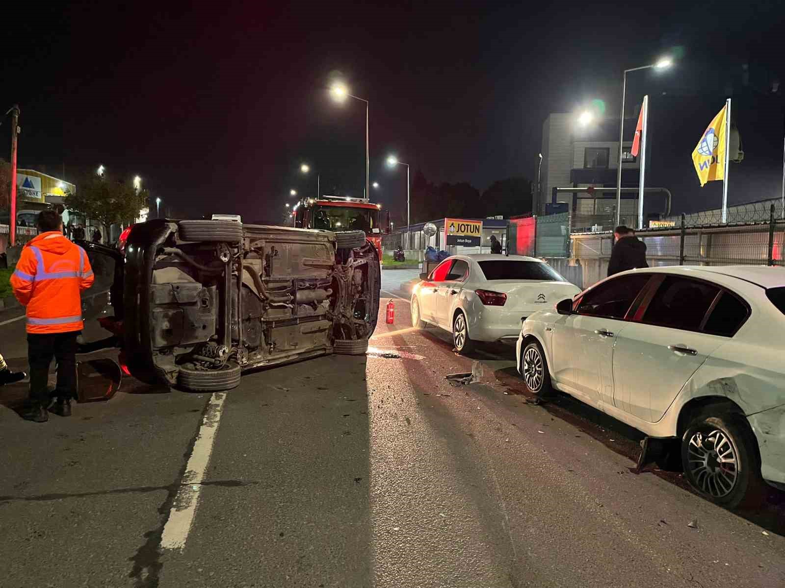 kontrolden-cikan-otomobil-park-halindeki-araclara-carpip-yan-yatti