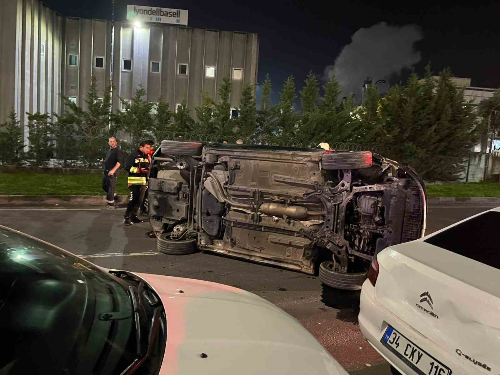 kontrolden-cikan-otomobil-park-halindeki-araclara-carpip-yan-yatti