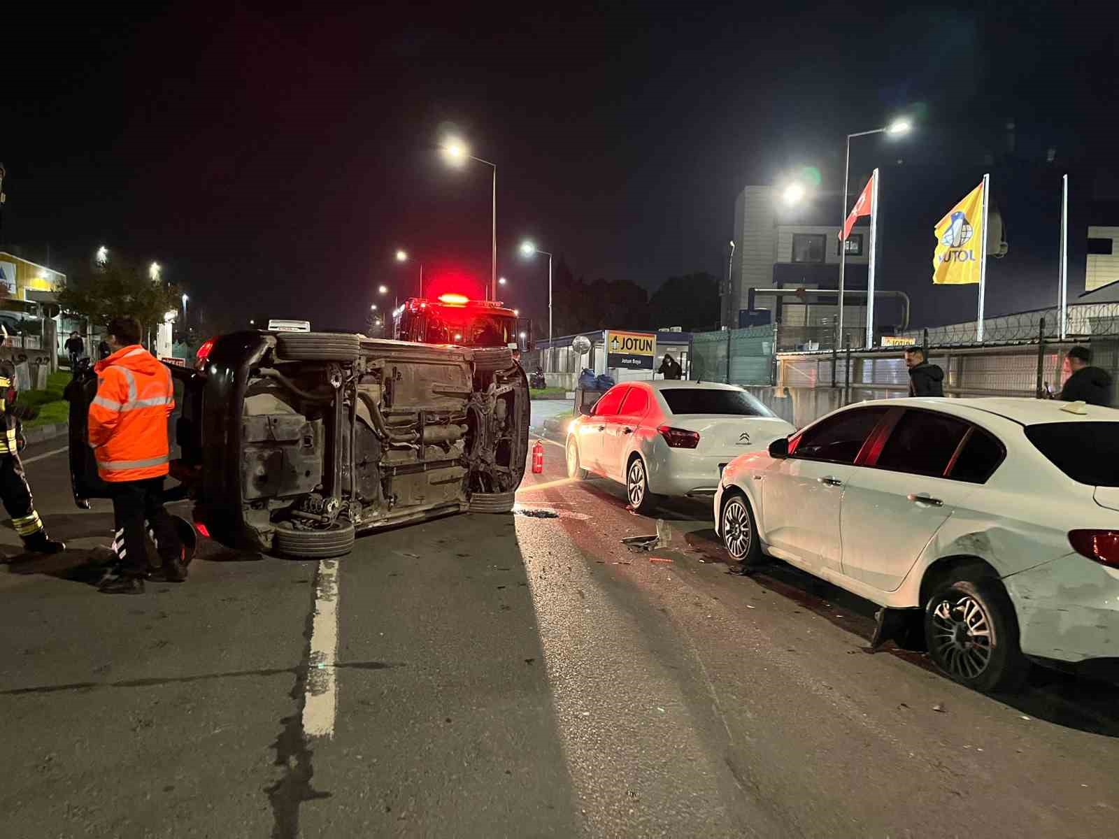 kontrolden-cikan-otomobil-park-halindeki-araclara-carpip-yan-yatti