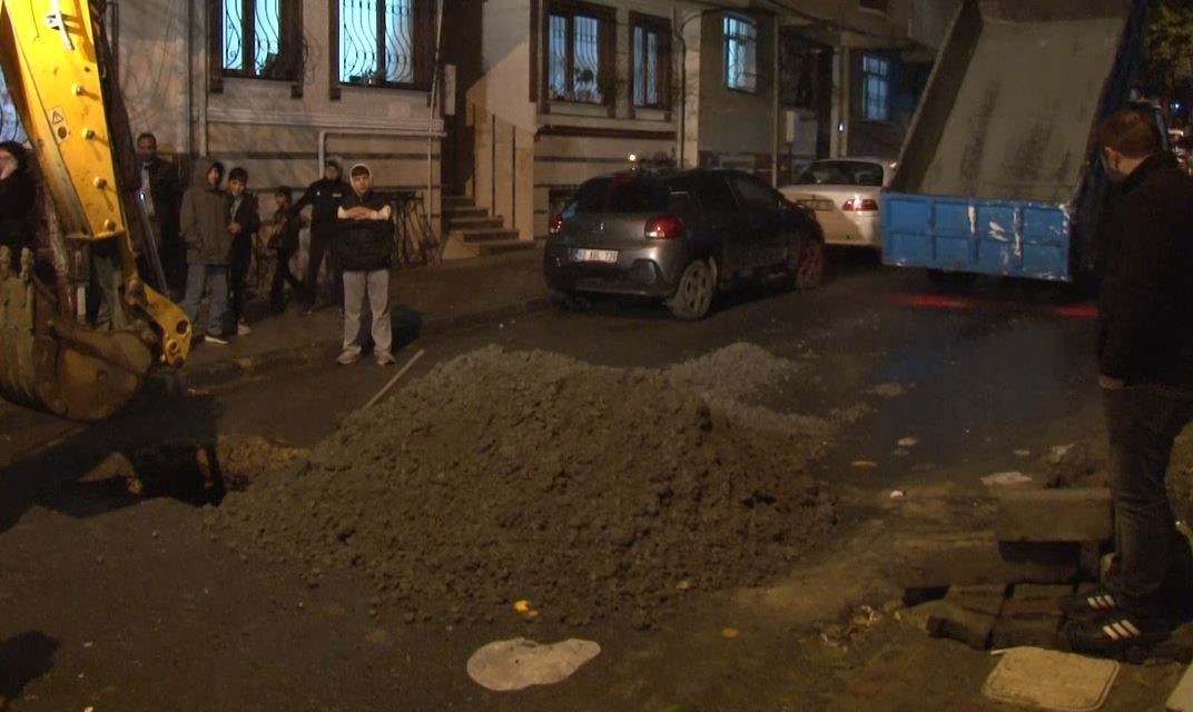 kucukcekmecede-minibus-yagmur-sonrasi-coken-yola-dustu