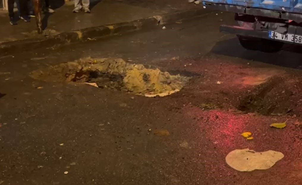 kucukcekmecede-minibus-yagmur-sonrasi-coken-yola-dustu