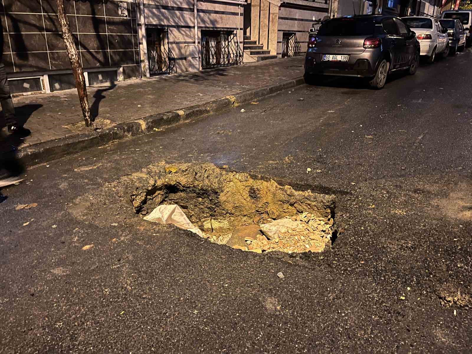 kucukcekmecede-minibus-yagmur-sonrasi-coken-yola-dustu