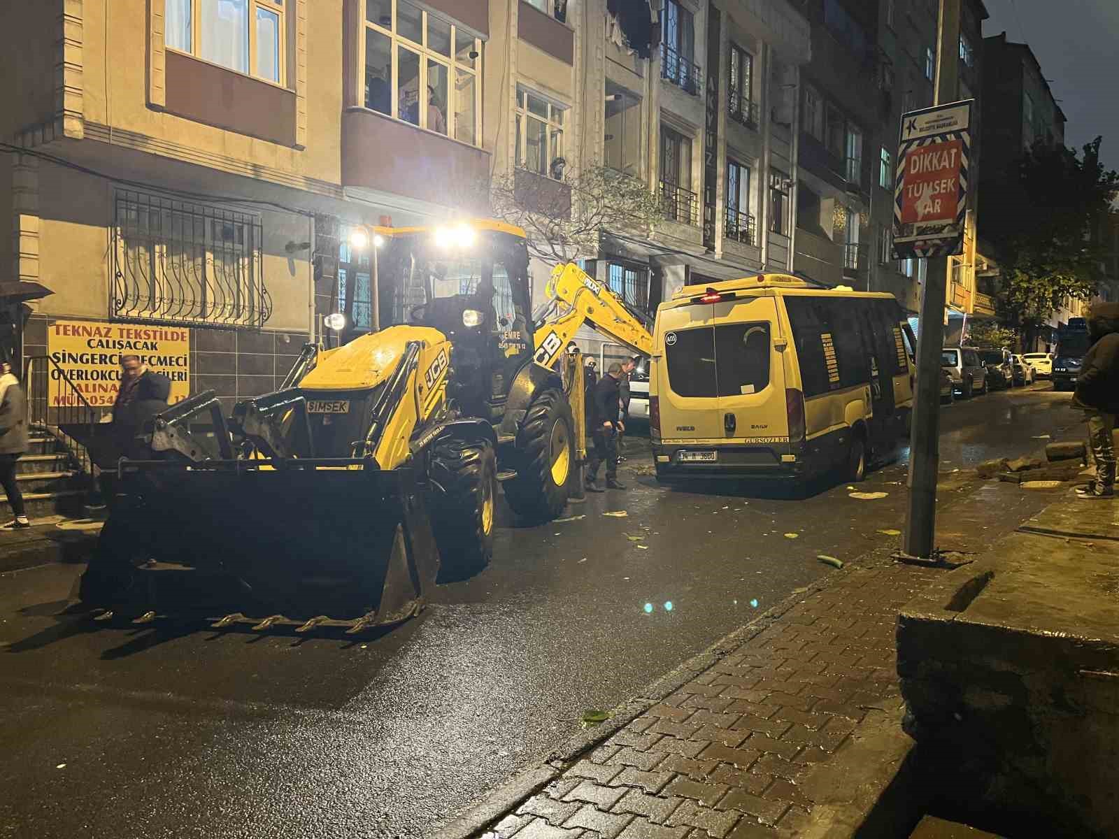 kucukcekmecede-minibus-yagmur-sonrasi-coken-yola-dustu