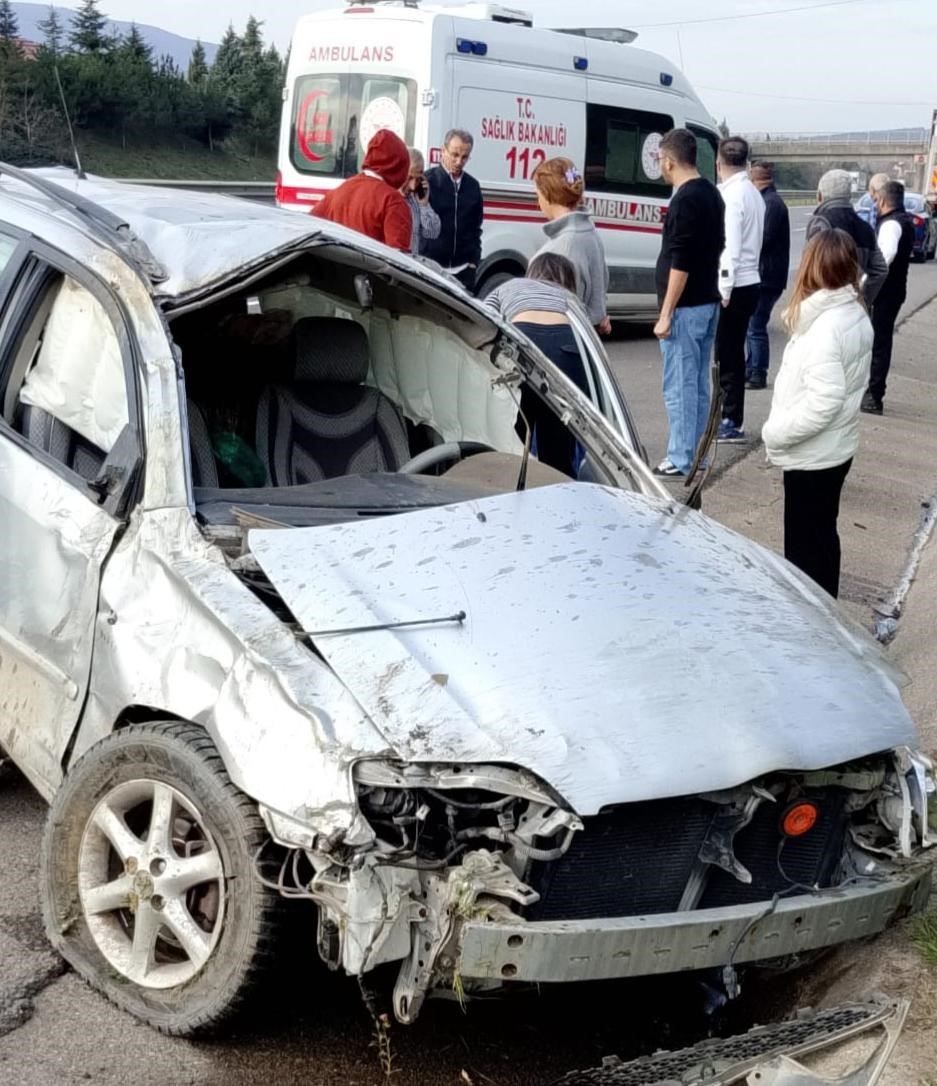 lastigi-patlayan-otomobil-bariyere-carpip-takla-atti