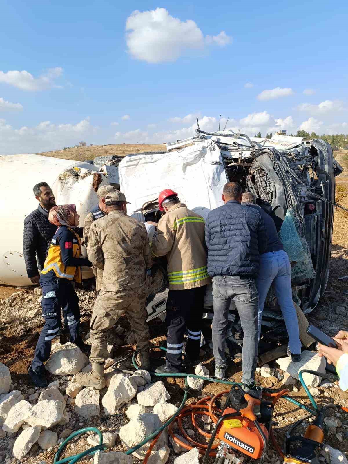 mardinde-devrilen-beton-mikserinin-surucusu-yaralandi