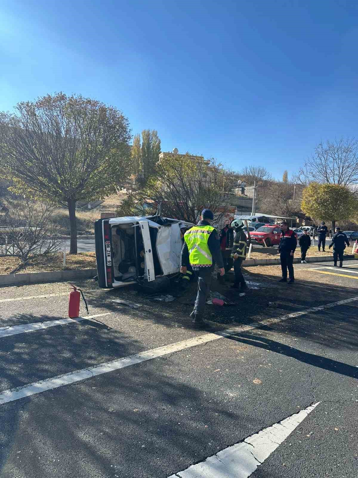 mardinde-otomobil-devrildi-3-yarali