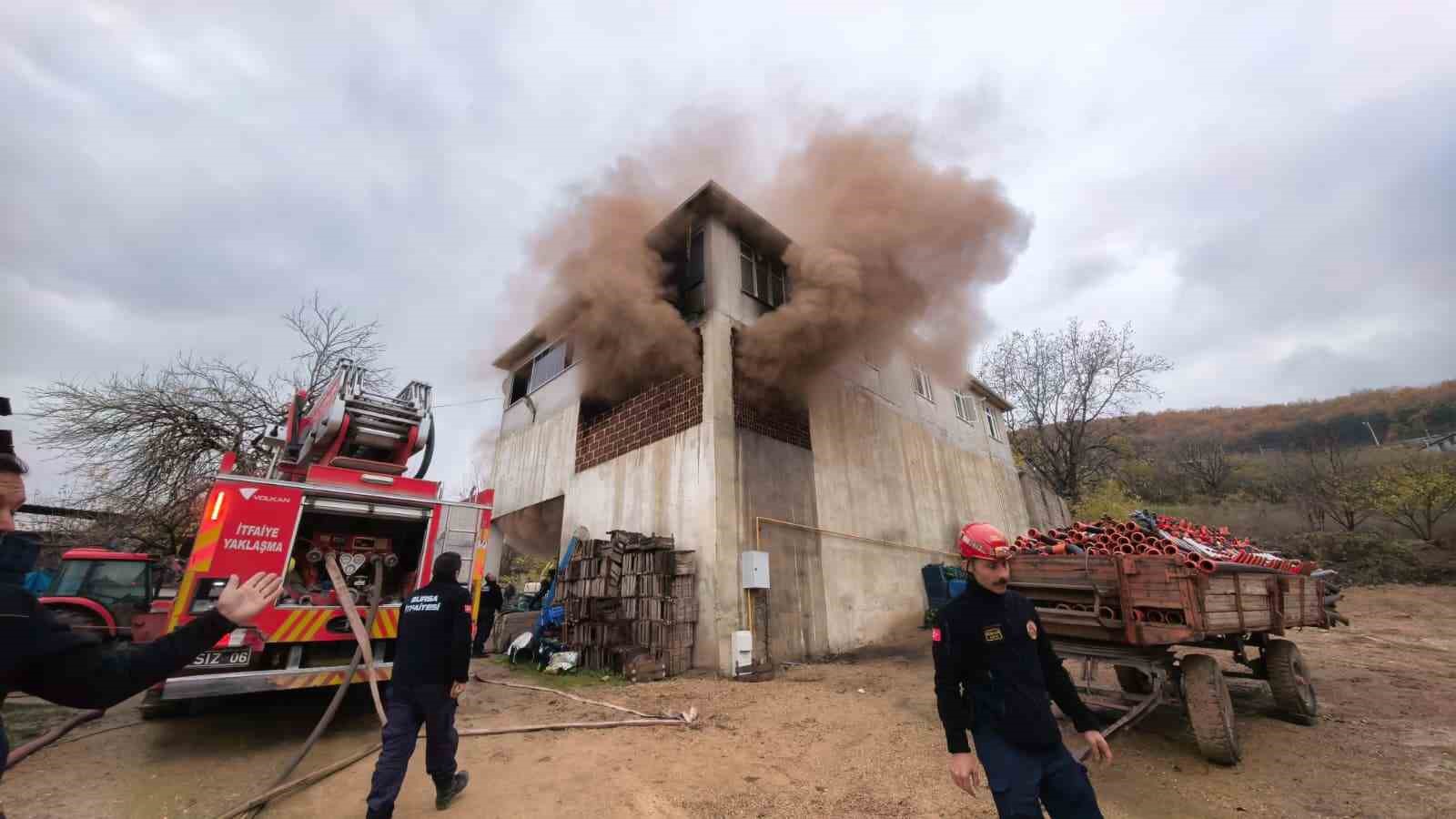 meyve-kasalarinin-bulundugu-depo-kule-dondu