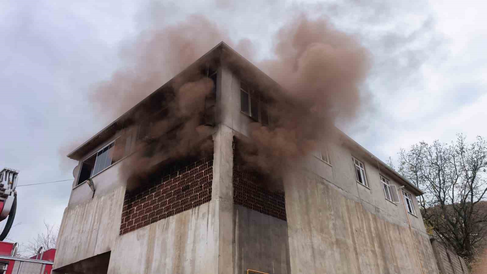 meyve-kasalarinin-bulundugu-depo-kule-dondu