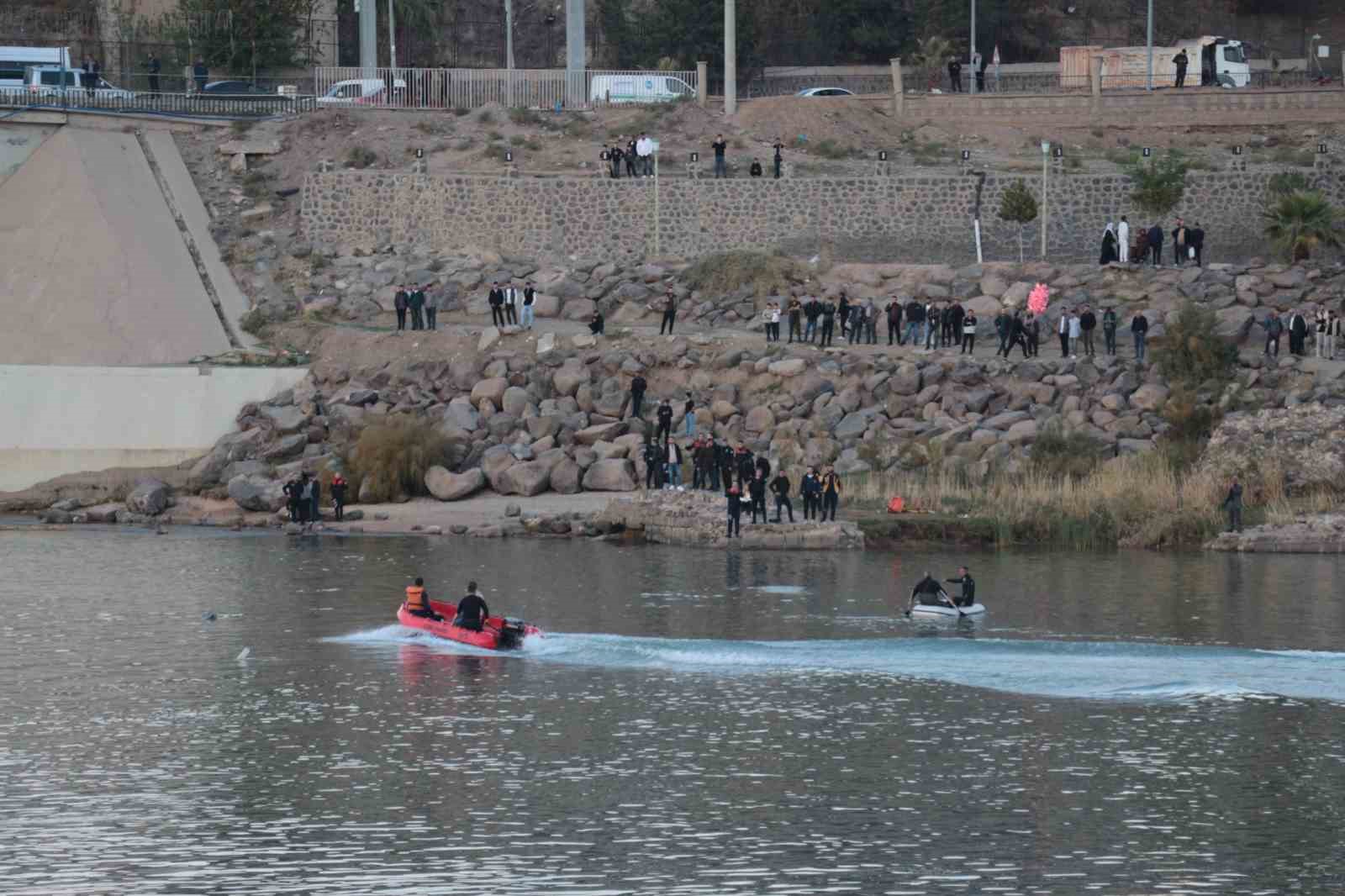 nehre-dusen-terligini-almak-isterken-suya-dusen-cocuk-kayboldu