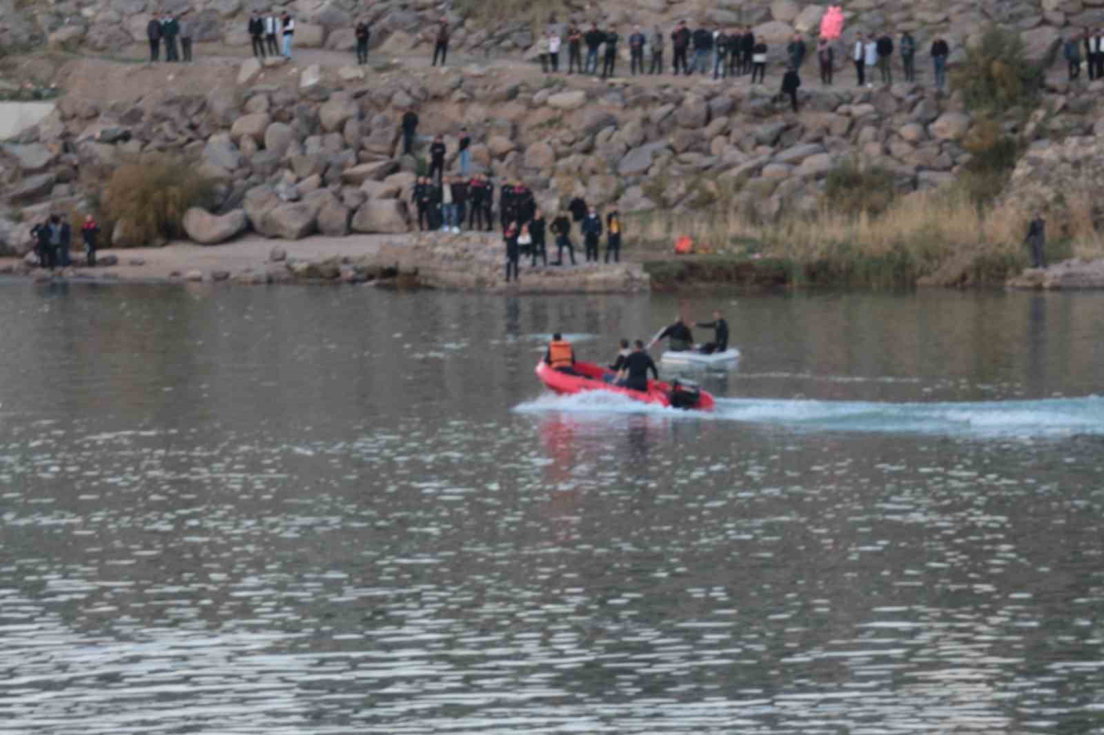 nehre-dusen-terligini-almak-isterken-suya-dusen-cocuk-kayboldu