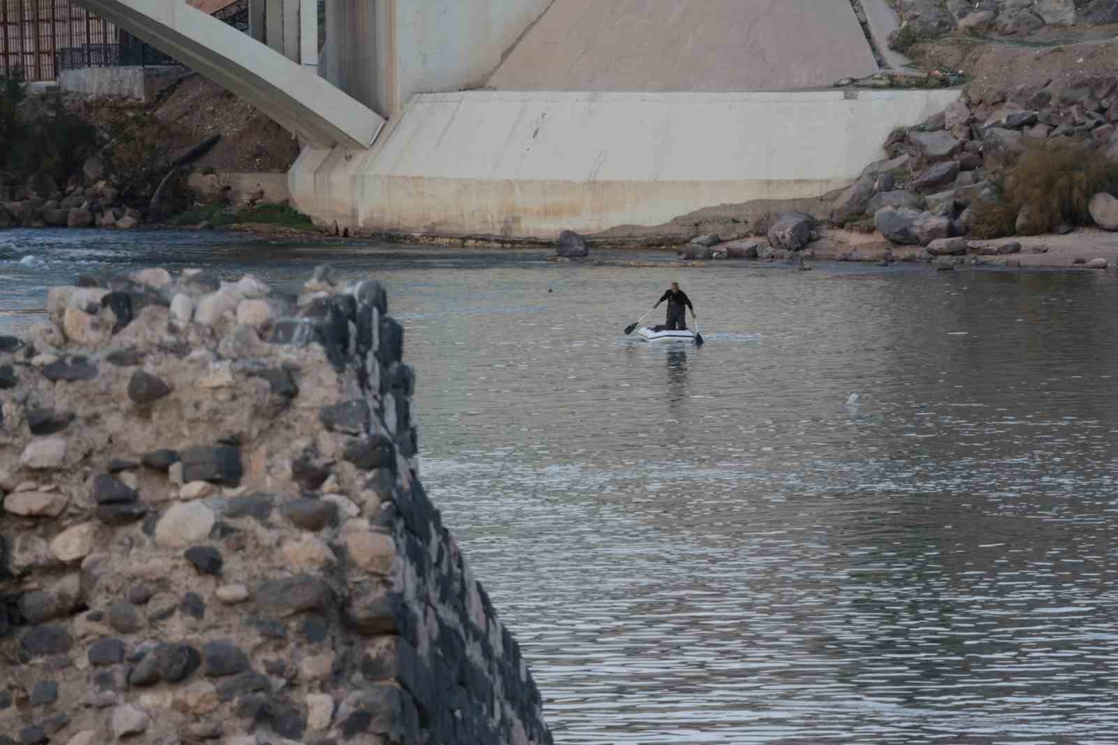 nehre-dusen-terligini-almak-isterken-suya-dusen-cocuk-kayboldu