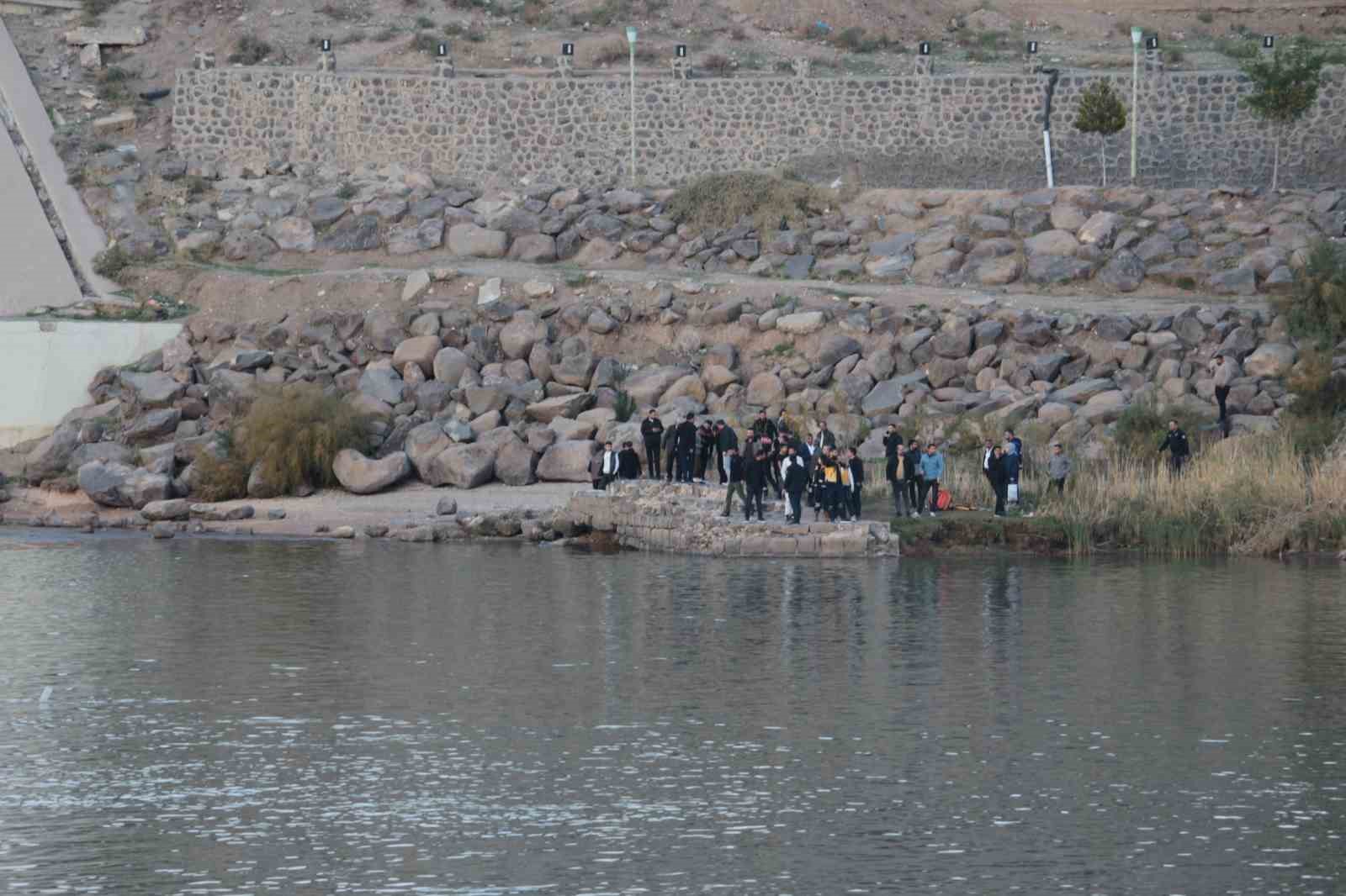 nehre-dusen-terligini-almak-isterken-suya-dusen-cocuk-kayboldu