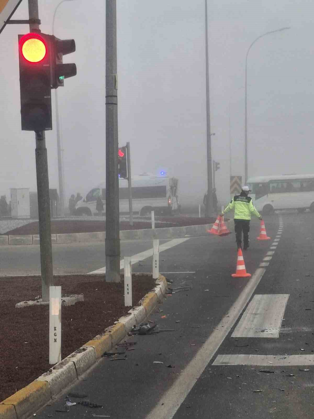 ogrenci-servisi-tir-ve-hafif-ticari-aracin-karistigi-kazada-20-kisi-yaralandi