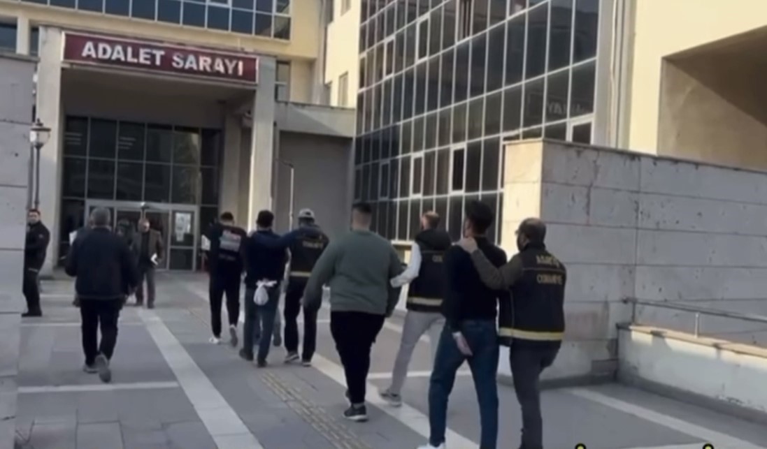 pusudan-kacti-kazadan-kacamadi