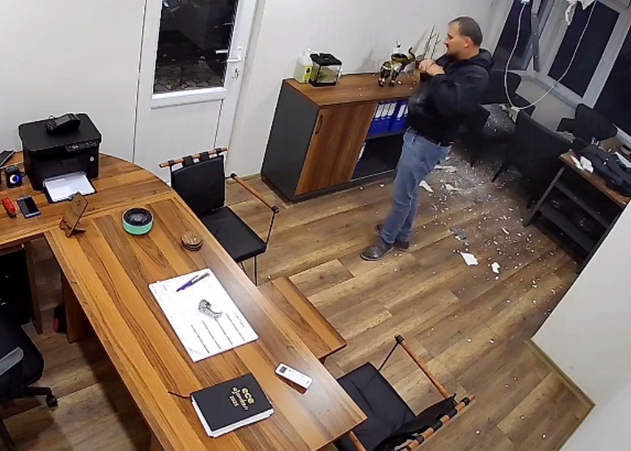 tavana-basti-ofise-dustu-yara-almadan-kurtuldu