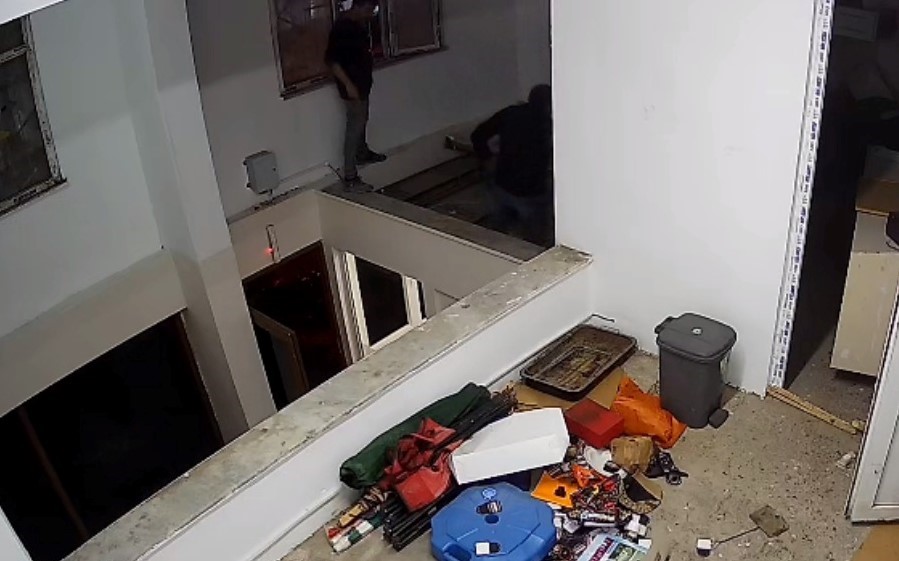 tavana-basti-ofise-dustu-yara-almadan-kurtuldu