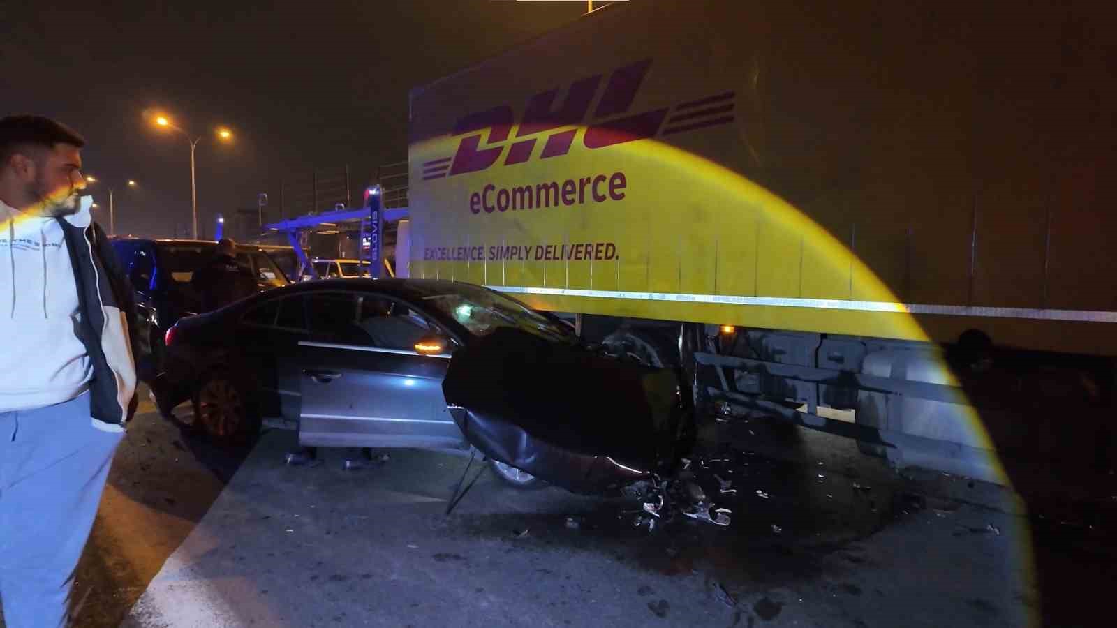 temde-kacan-surucunun-neden-oldugu-zincirleme-kaza-2-yarali