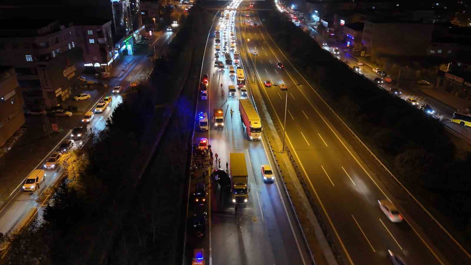 temde-kacan-surucunun-neden-oldugu-zincirleme-kaza-2-yarali