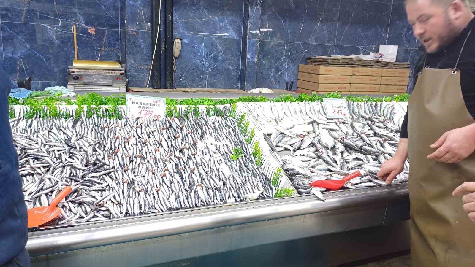 tezgahlarda-palamut-yok-hamsi-cok