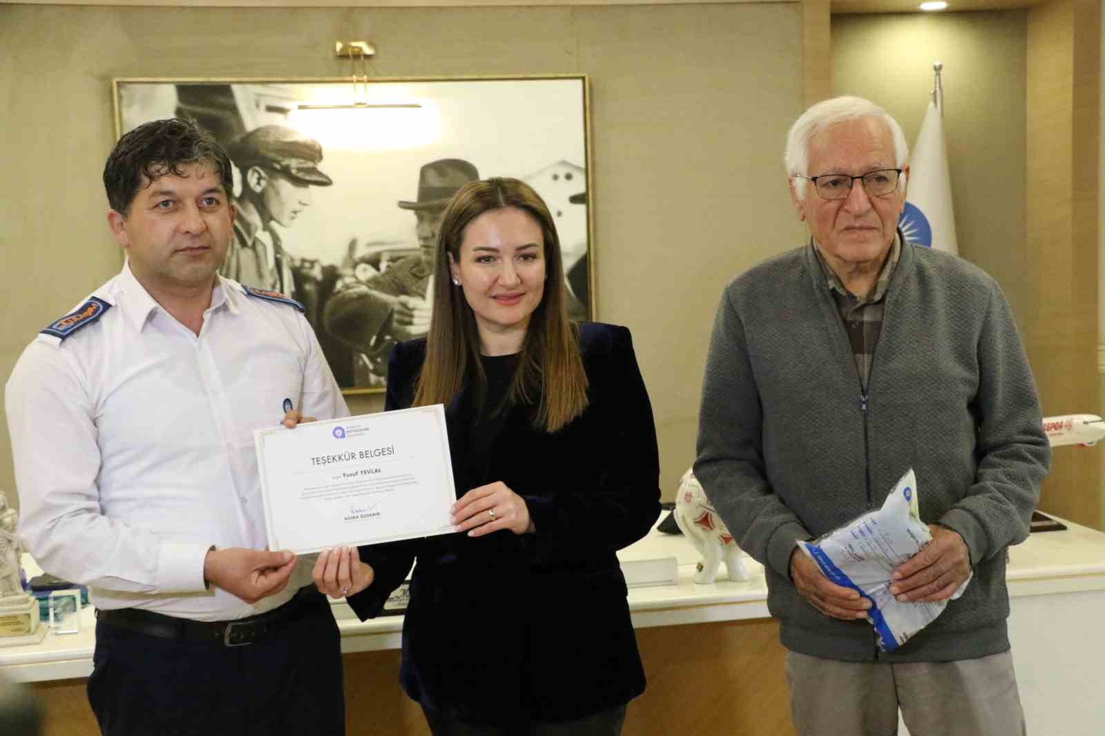 yasli-adamin-otobuste-unuttugu-icinde-4-bin-euro-olan-cantanin-basinda-adeta-nobet-tuttu