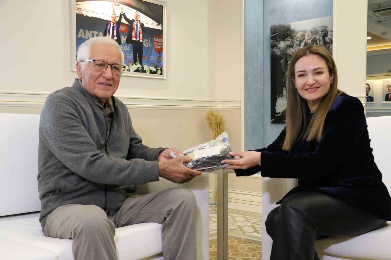 yasli-adamin-otobuste-unuttugu-icinde-4-bin-euro-olan-cantanin-basinda-adeta-nobet-tuttu