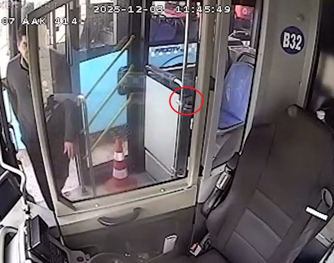 yasli-adamin-otobuste-unuttugu-icinde-4-bin-euro-olan-cantanin-basinda-adeta-nobet-tuttu