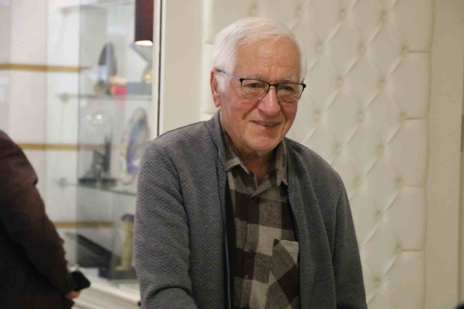 yasli-adamin-otobuste-unuttugu-icinde-4-bin-euro-olan-cantanin-basinda-adeta-nobet-tuttu