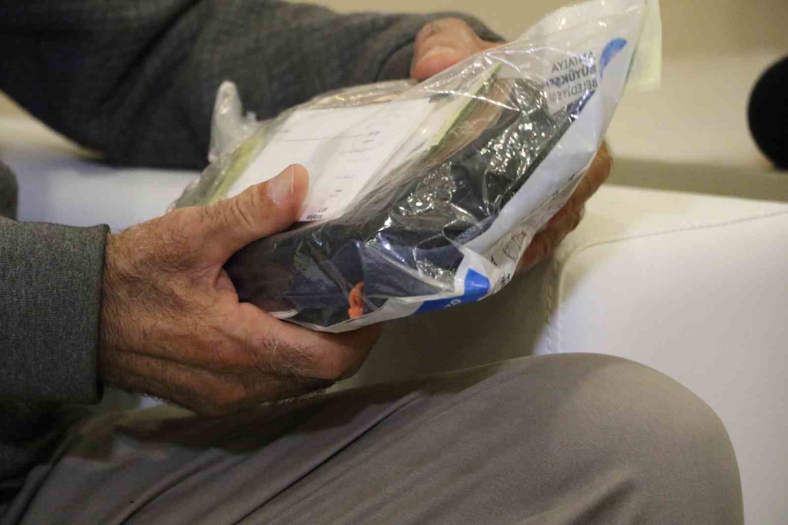 yasli-adamin-otobuste-unuttugu-icinde-4-bin-euro-olan-cantanin-basinda-adeta-nobet-tuttu