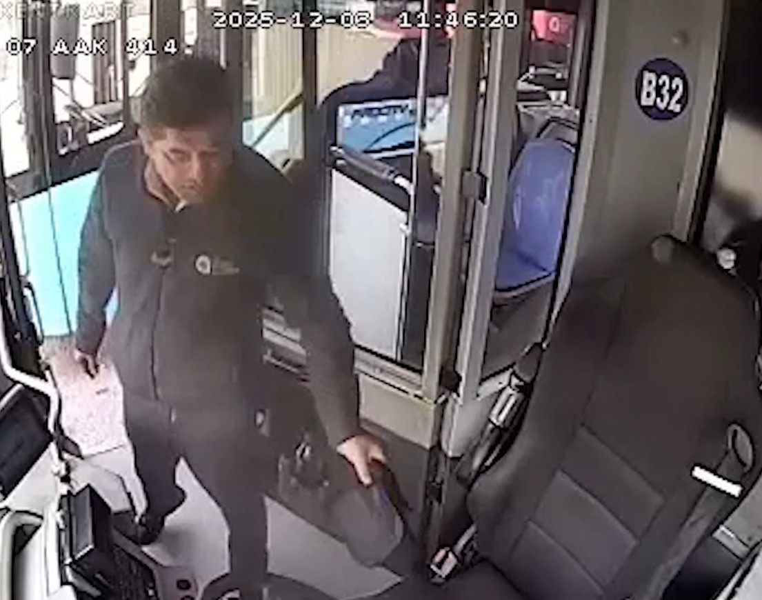 yasli-adamin-otobuste-unuttugu-icinde-4-bin-euro-olan-cantanin-basinda-adeta-nobet-tuttu