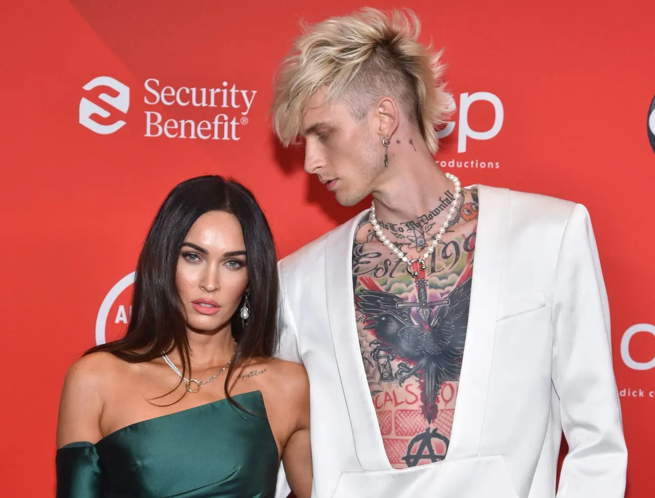 Machine Gun Kelly, Megan Fox'un kanını boynunda taşıdığını söyledi |  Independent Türkçe